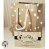 Petit paquet cadeau gris à pois blanc