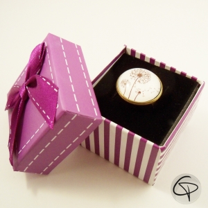 Ecrin bague violet surmonté d'un noeud