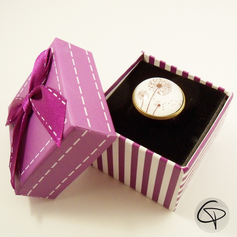 Ecrin bague violet surmonté d'un noeud
