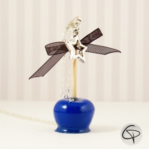 Sautoir pendentif pomme d'amour bleu roi avec un noeud ruban noir