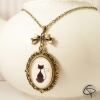 Médaillon bronze original avec chat noir de dos