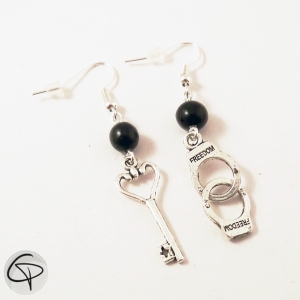 Boucles d'oreilles dépareillées argentées
