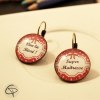 Boucles d'oreilles dépareillées pour maîtresse d'école