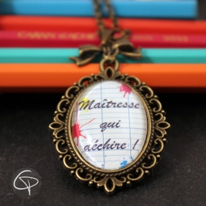 Pendentif médaillon en verre maîtresse qui déchire