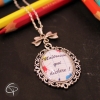 Pendentif maîtresse qui déchire dans un médaillon en verre