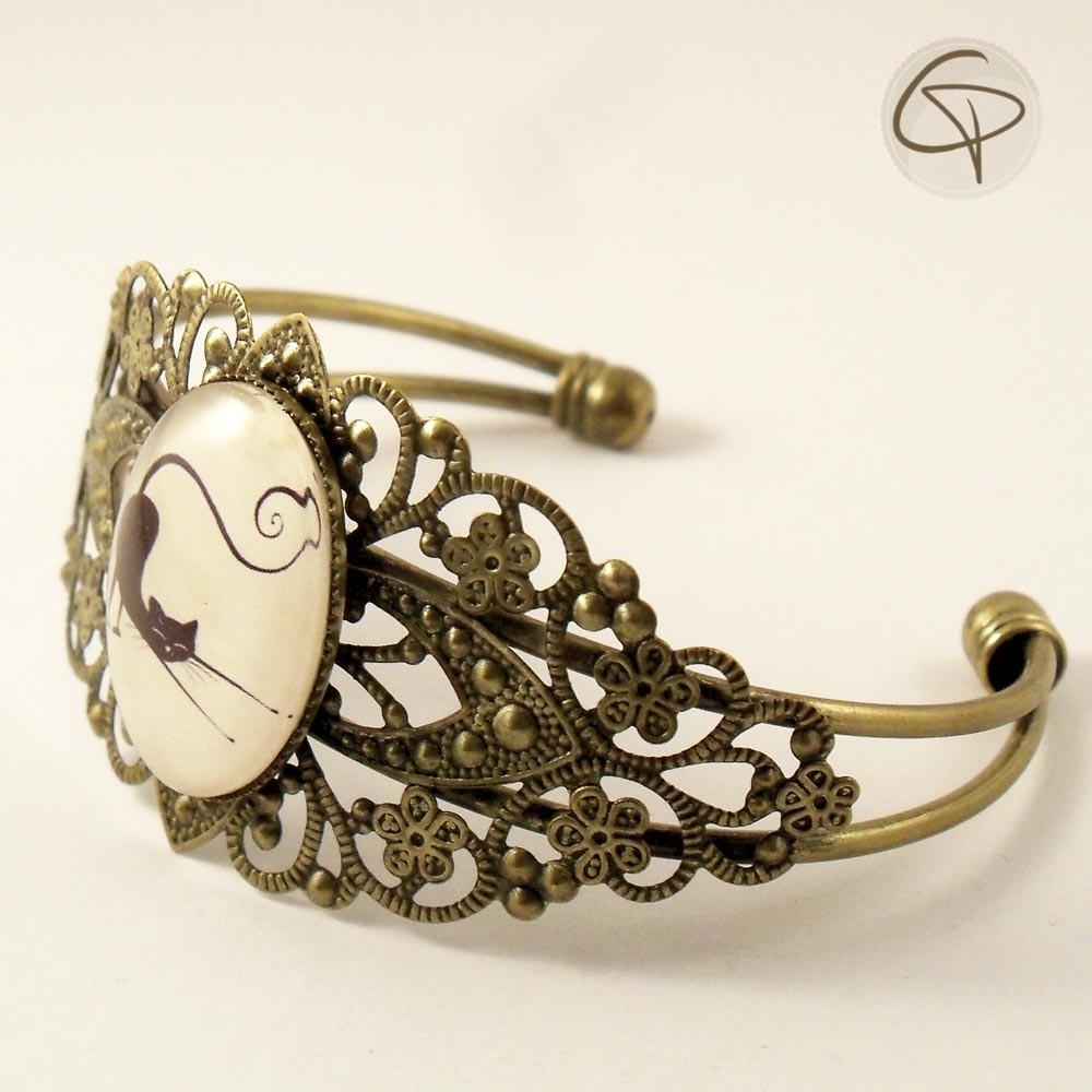 bracelet dentelle avec un chat qui s'étire