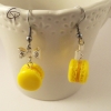 pendants d'oreilles argentés avec macarons jaune vif bijoux gourmands