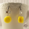 boucles femmes avec macaron parfum citron surmonté d'un noeud argent