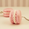 boucles d'oreilles romantiques et féminines avec un macaron rose poudré