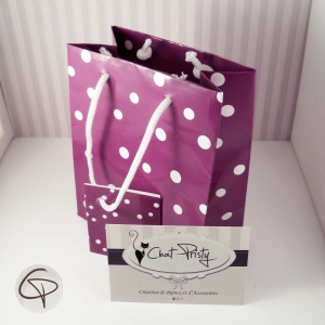 Petit paquet cadeau violet à pois blancs