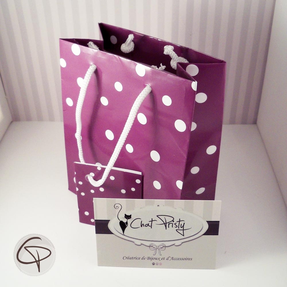 Petit paquet cadeau violet à pois blancs