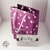 Petit paquet cadeau violet à pois blancs