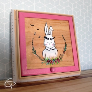 Boîte à trésor pour enfant décorée de façon artisanale d'un mignon lapin