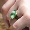 Bague avec dessin de feuilles d'arbres exotiques