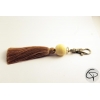 porte-clef pompon en satin marron clair