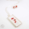 Collier long sautoir dessin de coquelicot en pendentif