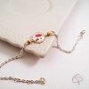Zoom sur le pendentif coquelicot en verre du bracelet artisanal – Chat Pristy