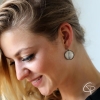 jolie jeune femme avec boucles d'oreilles aile de libellule chat pristy