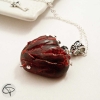 pendentif coeur sanguinolant rouge cloutés métal argenté bijou femme halloween