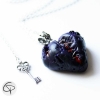 pendentif coeur ensanglanté violet cousu de fil