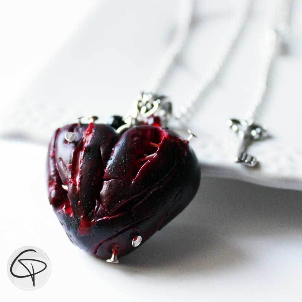 pendentif halloween coeur rouge sang clous plantés