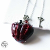 sautoir argenté pendentif coeur rouge sang clous 