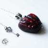 pendentif coeur ensenglanté rouge vermeil chaîne argentée