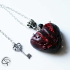 pendentif coeur sang rouge carmin pointes clouées