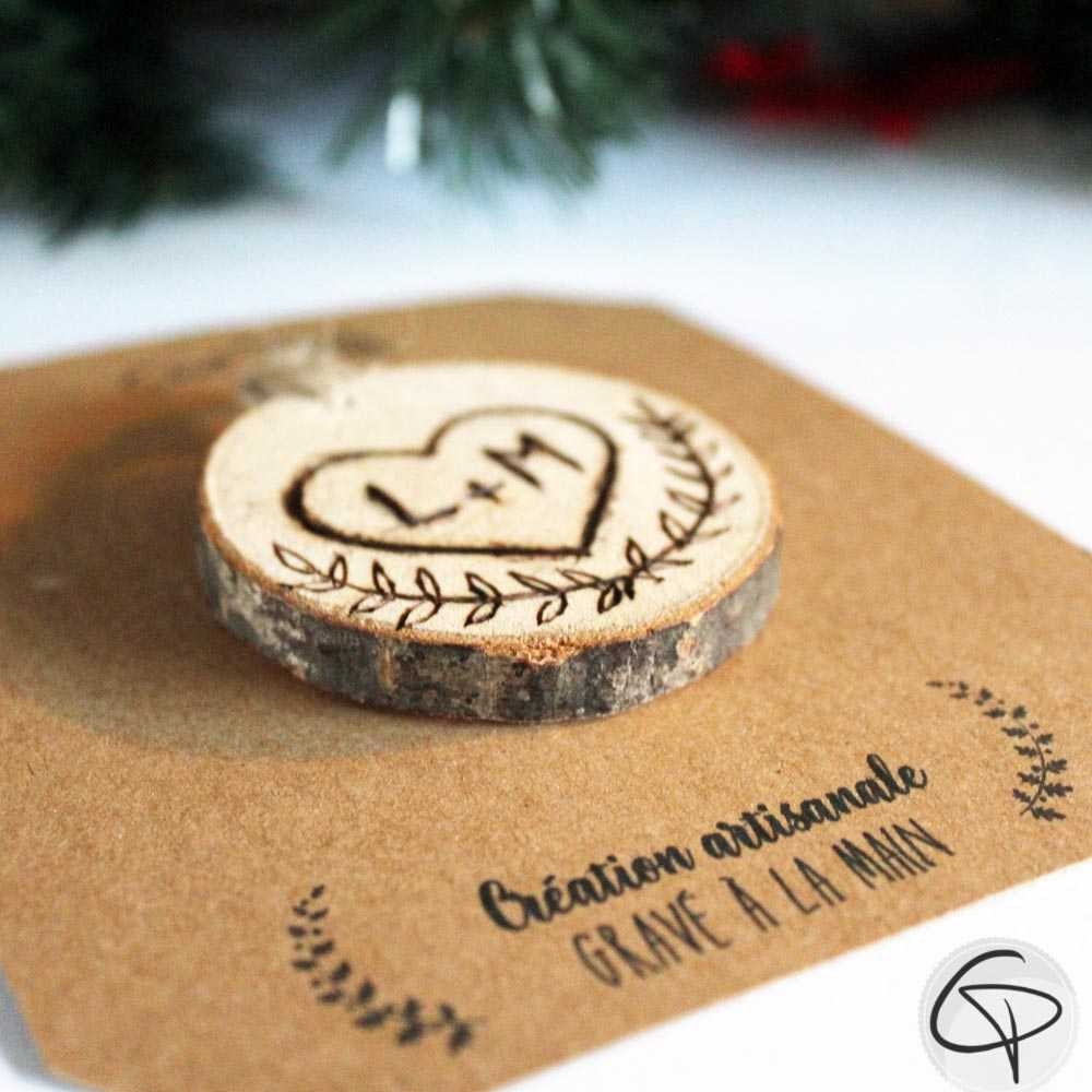 cœur en bois gravé main personnalisé initiales décoration sapin