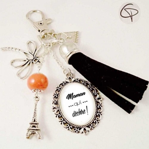 Bijou de sac pompon noir personnalisé maman qui déchire