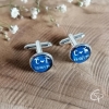 Boutons de manchettes de chemise d'hommes fond bleu