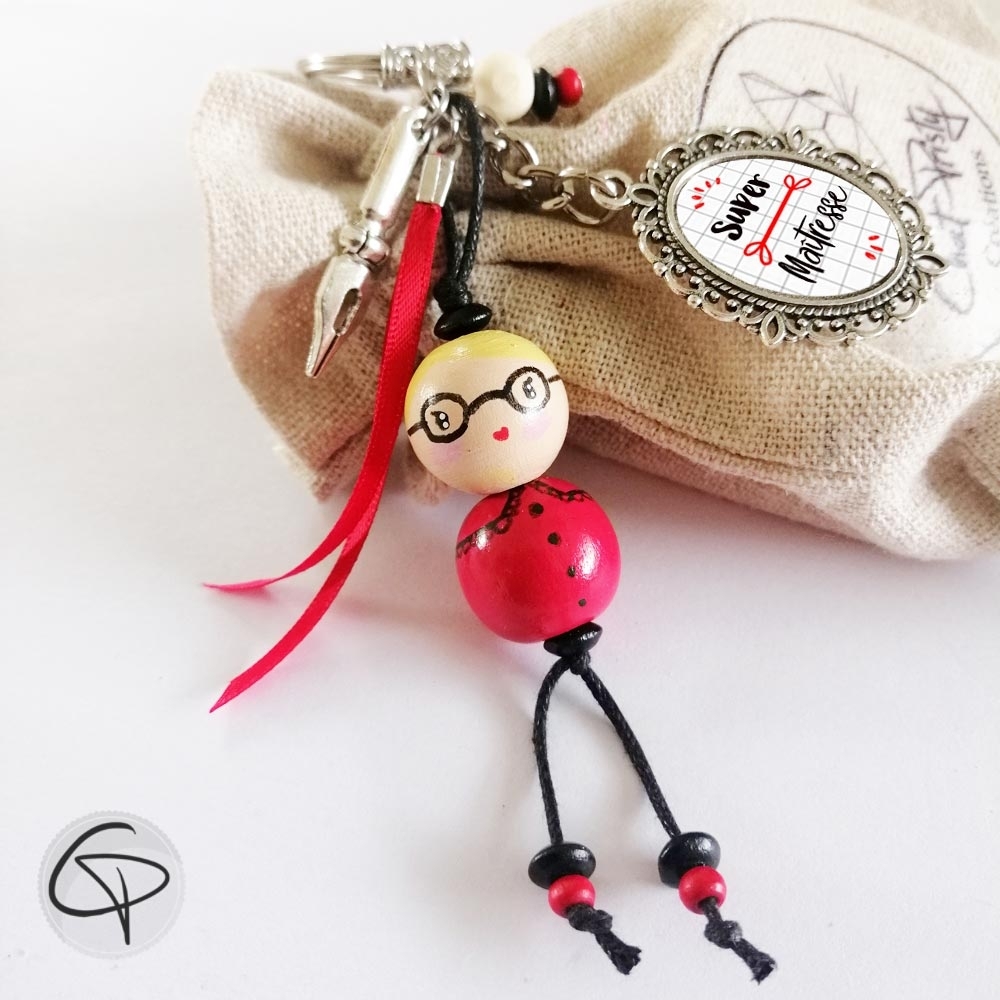 Bijou de sac poupée en bois blonde à lunettes, message personnalisé