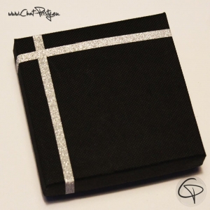 boîte cadeau carrée noire et argentée pour parure de bijoux