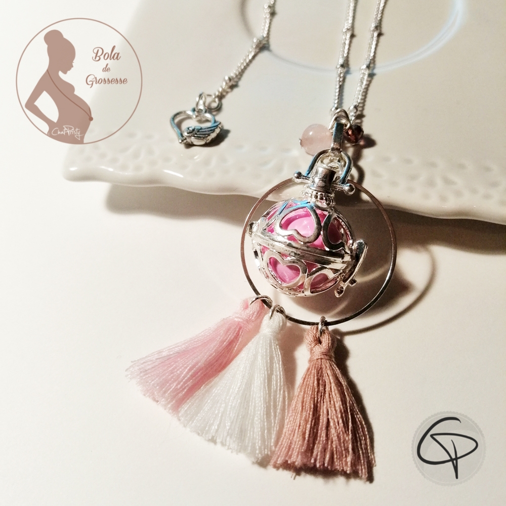 pendentif de grossesse avec un bola argenté et boule rose bijou femme enceinte fille