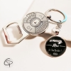 porte-clé décapsuleur avec calendrier perpétuel et médaillon au message au choix