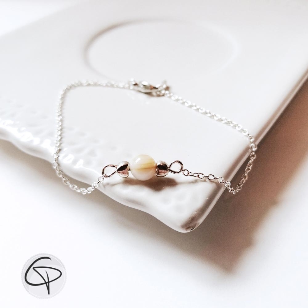 Bracelet femme perle nacre coeurs argentés