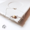 Bracelet féminin orné d'une perle blanche et fine chaîne argentée