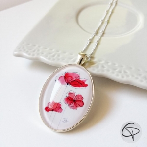 Sautoir féminin en métal argenté avec un pendentif coquelicot