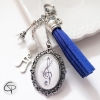 Bijou de sac clé de sol pompon bleu accessoire fan de musique