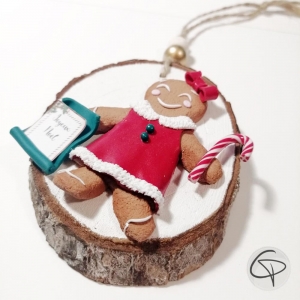 Boule de Noël artisanale avec un biscuit vêtue d'une robe rouge, message à personnaliser