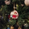 Boule de Noël artisanale avec un biscuit vêtue d'une robe rouge, message à personnaliser