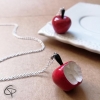Long collier argenté pour femme avec une pomme en pendentif