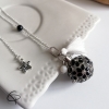 Pendentif original de grossesse bola fleurs noires