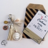 Bijou pour sac avec pompon beige coquillage et breloque compas
