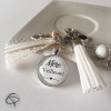 Porte-clef de sac pompon blanc dentelle crème et breloque coeur pour mamans