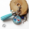 Porte-clé avec mousqueton argenté et illustration dans un pendentif en verre