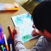 Enfant dessinant un dessin pour créer un porte-clé