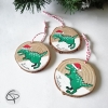 Boules de Noël en bois avec dinosaures