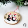 Boule en bois originale avec manchots de Noël