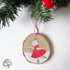 Boule en bois de Noël avec une souris réalisée artisanalement